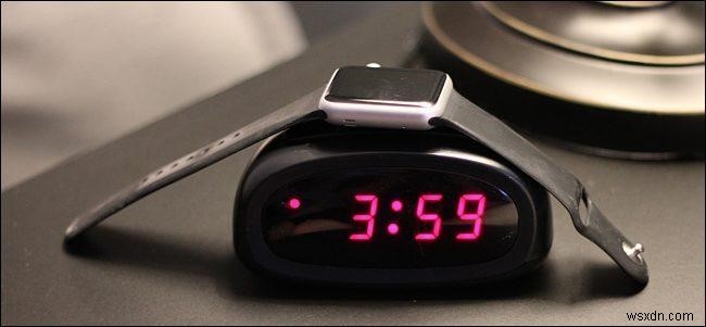 Apple Watch のナイト スタンド モードの使用方法