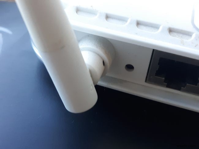 NETGEAR(ネットギア)ルーターのリセット方法|工場出荷時設定への復元と再起動の手順