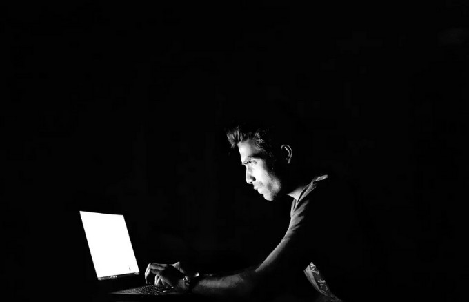 Windows 10で画面の明るさを調整する方法【手動・自動設定を徹底解説】