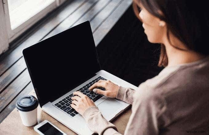 Windows 10でデスクトップ画面が真っ黒になる原因と対処法