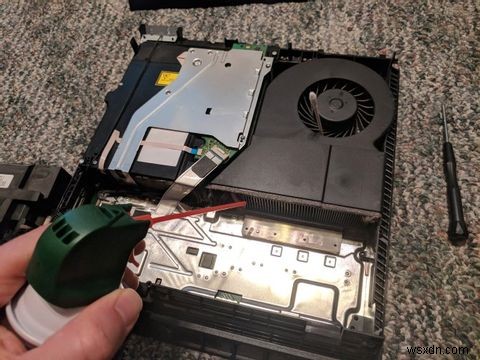 騒音が気になるPS4を静かにする！ホコリ除去の完全ステップバイステップガイド