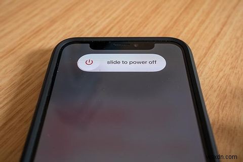 iPhoneの充電ポートを掃除する方法！充電トラブルを自分で解決する手順