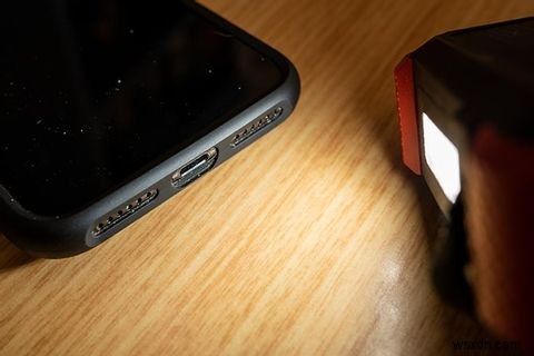 iPhoneの充電ポートを掃除する方法！充電トラブルを自分で解決する手順