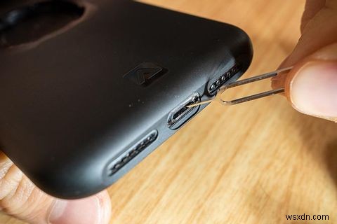 iPhoneの充電ポートを掃除する方法！充電トラブルを自分で解決する手順