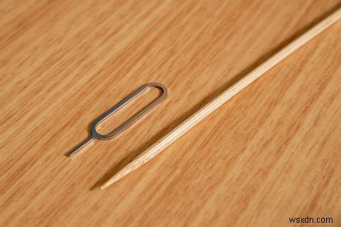 iPhoneの充電ポートを掃除する方法！充電トラブルを自分で解決する手順