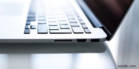 MacBookを外部モニターに接続する方法｜ポート確認からディスプレイ設定まで