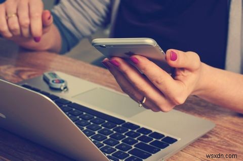アテンションエコノミーとは？あなたの「注目」がお金に変わる仕組みと、知っておくべき理由