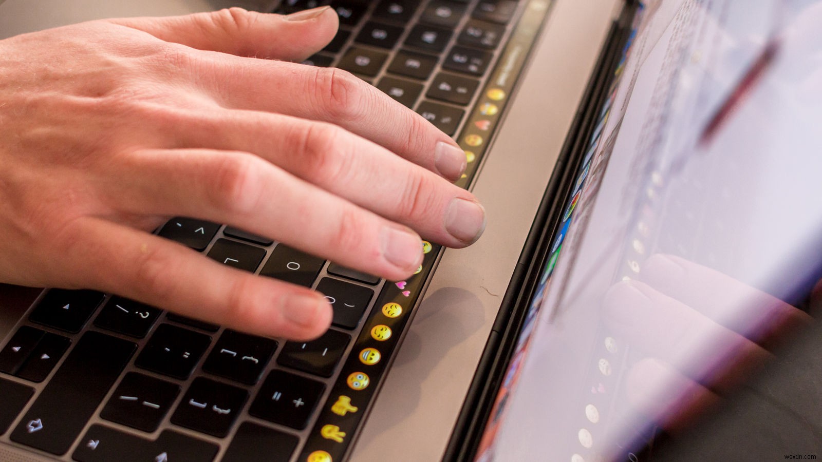 Macで絵文字を使う方法|ショートカットキーとTouch Barの活用術