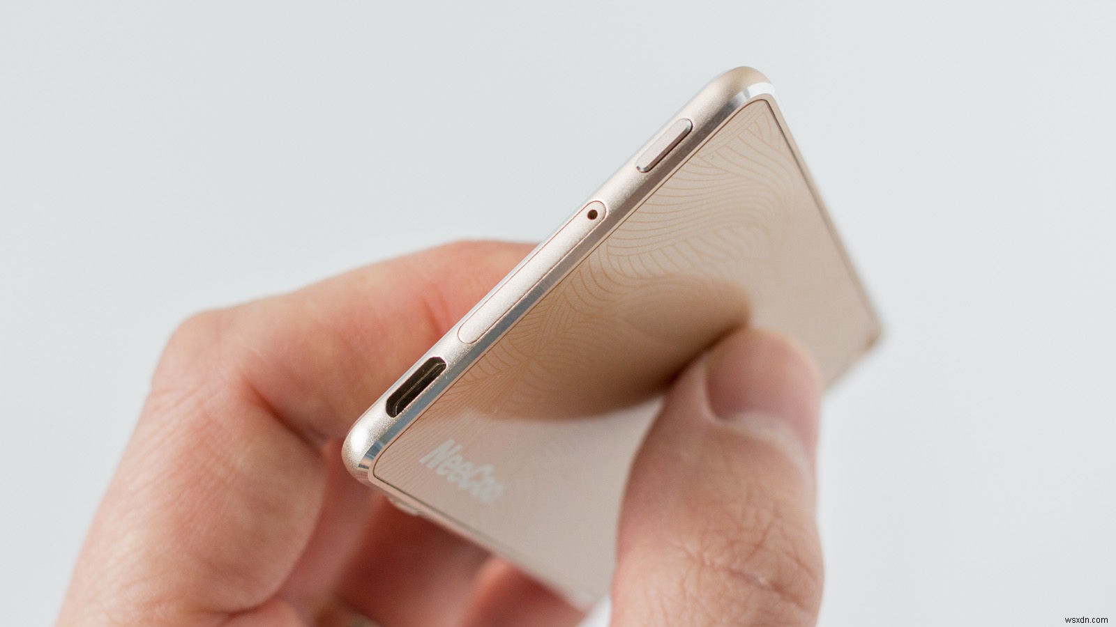 iPhoneでデュアルSIMを使う方法|eSIMとBluetoothアダプターの2つのやり方を解説
