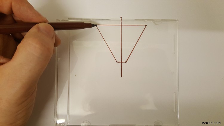 iPhoneでホログラムを投影する方法!古いCDケースで作るピラミッド型スクリーンのDIY