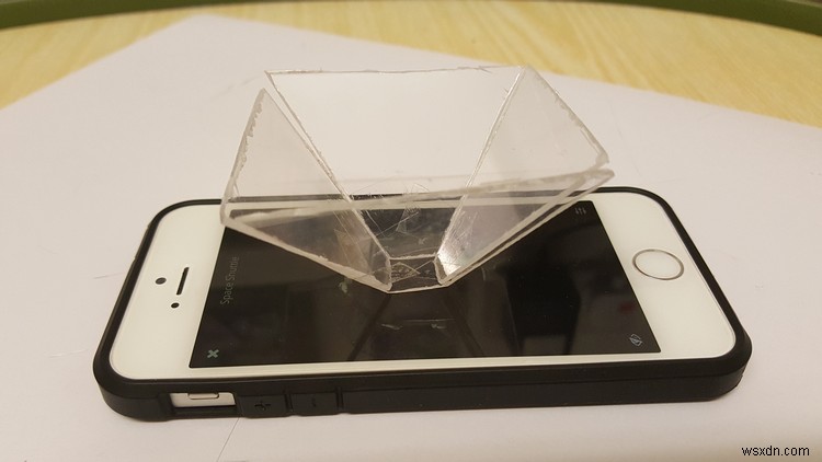 iPhoneでホログラムを投影する方法!古いCDケースで作るピラミッド型スクリーンのDIY