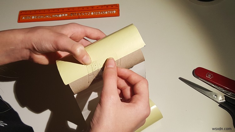 トイレットペーパーの芯とピンだけで作る激安iPhoneスタンドの作り方