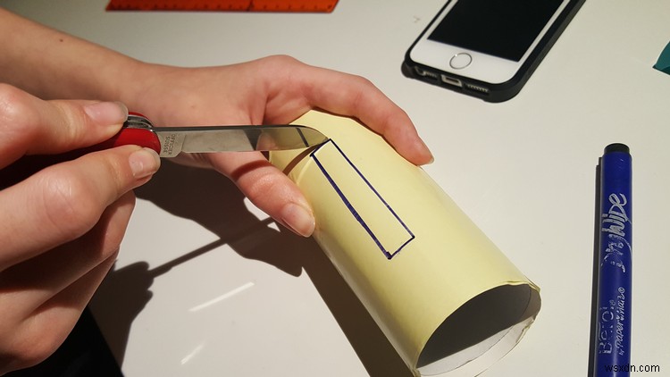 トイレットペーパーの芯とピンだけで作る激安iPhoneスタンドの作り方