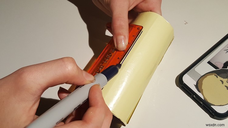 トイレットペーパーの芯とピンだけで作る激安iPhoneスタンドの作り方