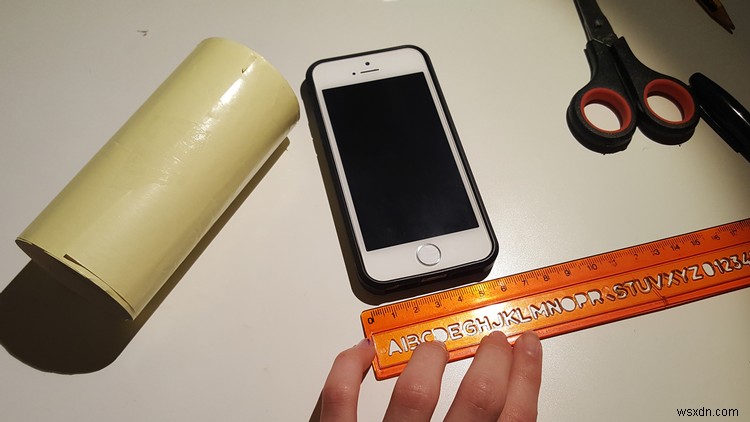トイレットペーパーの芯とピンだけで作る激安iPhoneスタンドの作り方