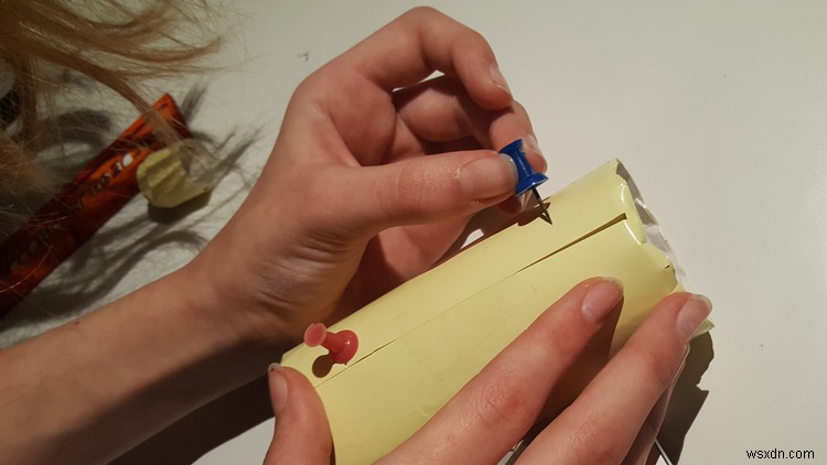 トイレットペーパーの芯とピンだけで作る激安iPhoneスタンドの作り方