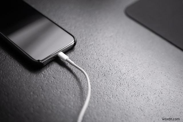 スマホを一晩中充電しても大丈夫？科学的根拠とメーカー公式見解を徹底解説