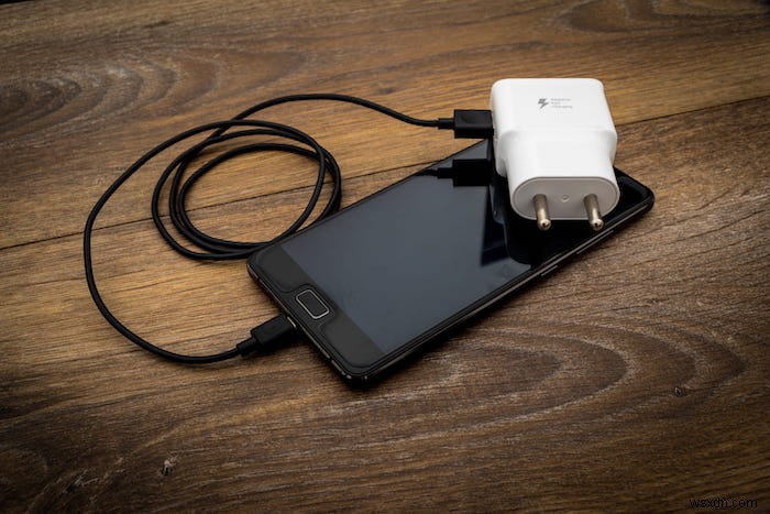 スマホを一晩中充電しても大丈夫？科学的根拠とメーカー公式見解を徹底解説