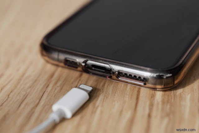 スマホを一晩中充電しても大丈夫？科学的根拠とメーカー公式見解を徹底解説