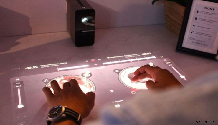 ソニー「Xperia Touch」プロジェクターで、あらゆる平面がAndroidデバイスに変わる