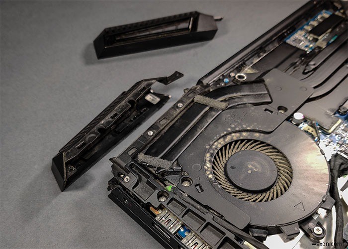 ゲーミングノートPCの過熱を根本的に解決する方法!内部クリーニングとグリス塗り替えの完全ガイド