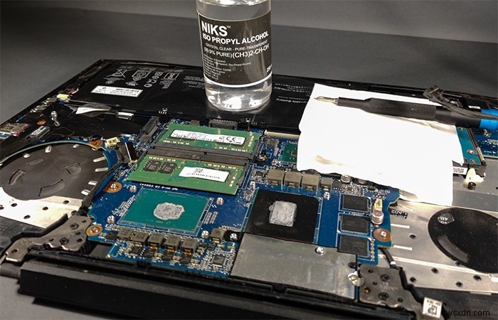 ゲーミングノートPCの過熱を根本的に解決する方法!内部クリーニングとグリス塗り替えの完全ガイド