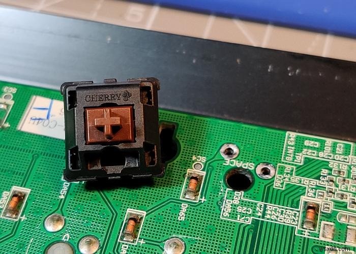 DIY修理ガイド:メカニカルキーボードのスイッチ交換は思ったより簡単!