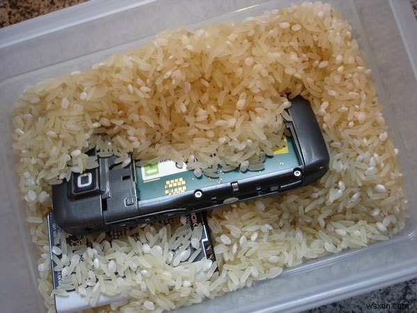 濡れた電子機器を完全に乾かす方法|水没したスマホを復活させる正しい手順