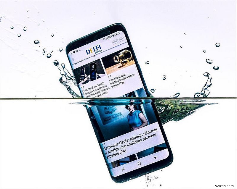 スマホは「防水」？それとも「防滴」？IP等級で読み解く耐水性能の基本ガイド