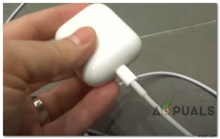 AirPodsがオレンジ色に点滅する?原因と直し方を徹底解説