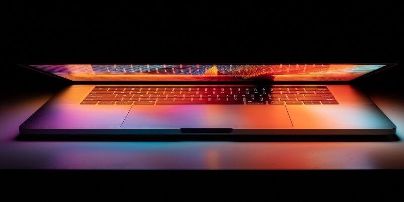 MacBookが熱くなる原因とは?発熱のメカニズムと効果的な冷却対策を徹底解説