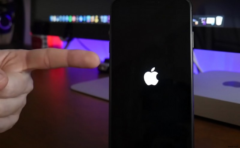 iPhoneがAppleロゴのまま固まる?原因別の解決策を徹底解説