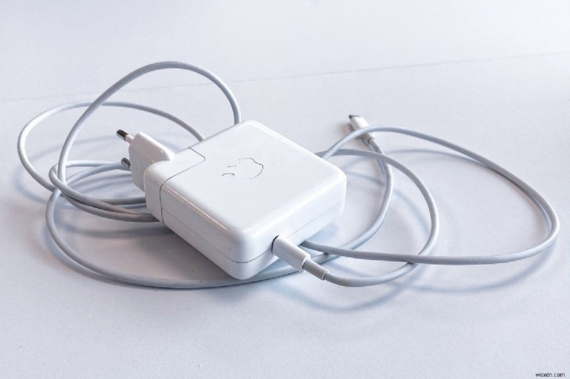 MacBookの充電器が動作しない・充電できない問題の原因と8つの対処法