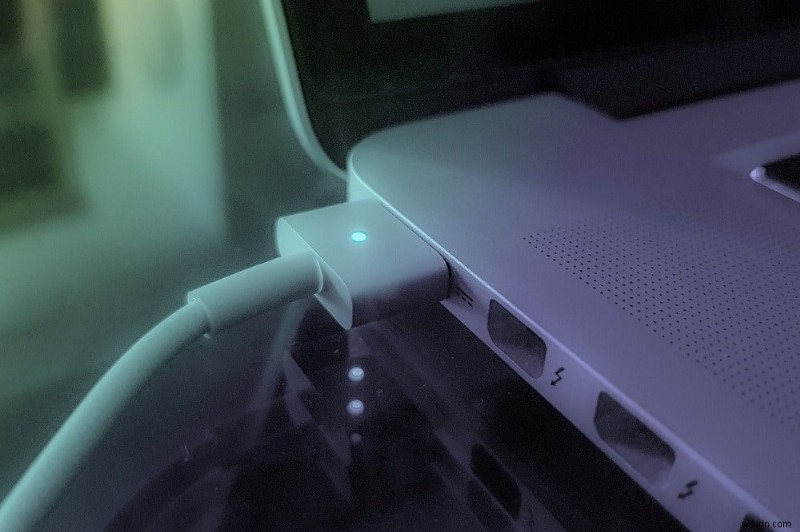 MacBookの充電器が動作しない・充電できない問題の原因と8つの対処法