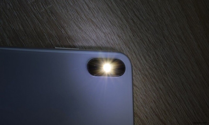 Androidスマホのライトを点灯させる6つの方法【クイック設定・音声・アプリまで完全解説】