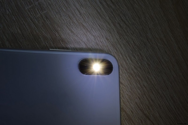 Androidスマホのライトを点灯させる6つの方法【クイック設定・音声・アプリまで完全解説】