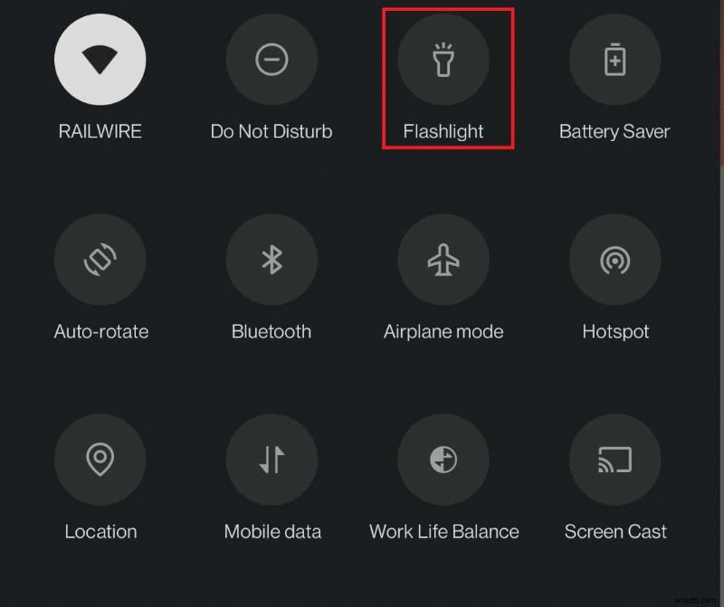 スマホのライトを点灯・消灯する方法！通知パネルやGoogleアシスタントなど4つのやり方を解説