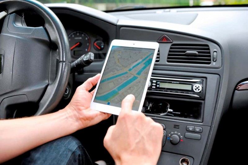 車で使えるおすすめiPadホルダー10選|取り付け場所別の選び方も解説
