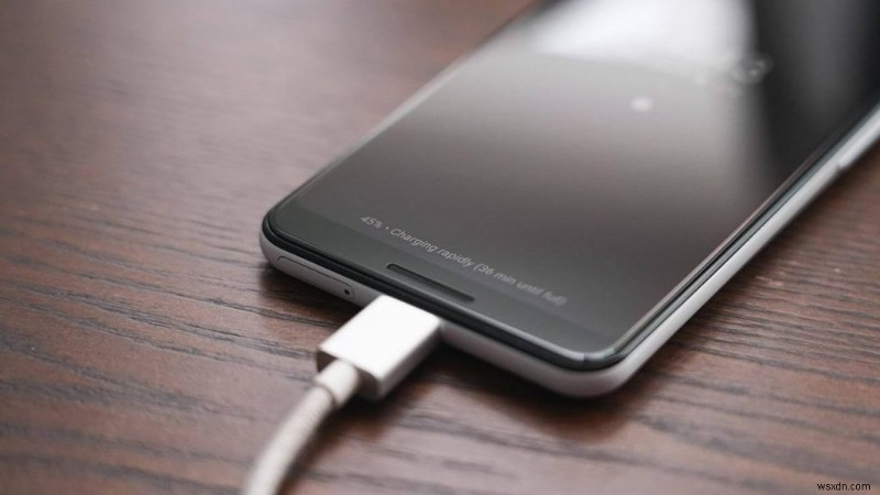 外出先でスマホを高速充電する5つのコツ!今すぐ使える時短テクニック