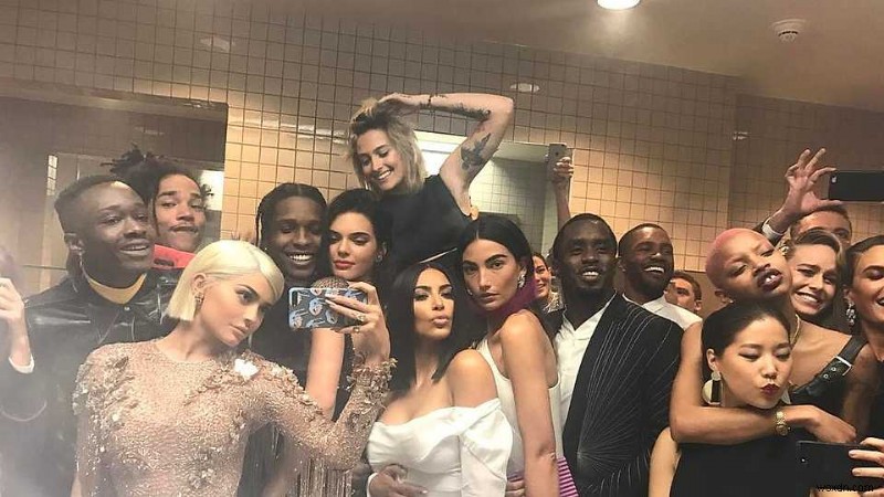 自撮り写真(セルフィー)の種類20選|似た写真をスマホから簡単に整理・削除する方法