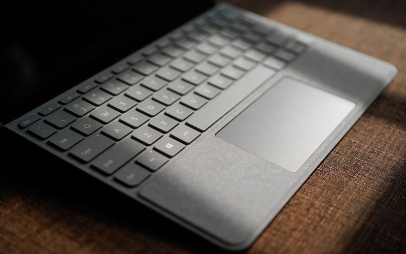 Microsoft Surface Go vs Apple iPad Air 徹底比較|スペック・性能・機能の違いを詳しく解説