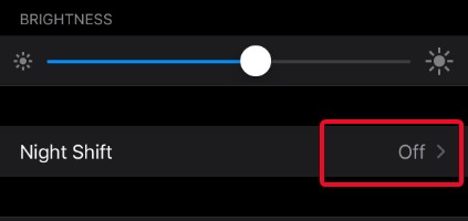暗闇でiPhoneを使うと目が疲れる?目の負担を軽減する4つの便利な設定テクニック