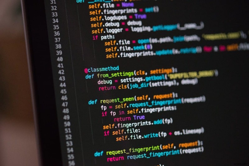 PythonとJavaScriptの徹底比較:開発者が知っておくべき主な違いとは?