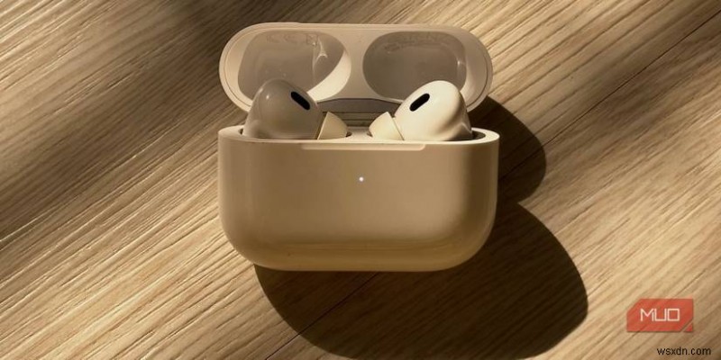 AirPodsのオレンジ色のライトは何を意味する?ステータスインジケーターの色と対処法を徹底解説