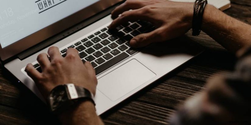 MacBookの画面が真っ黒になる7つの対処法|修理に出す前に試したい解決策