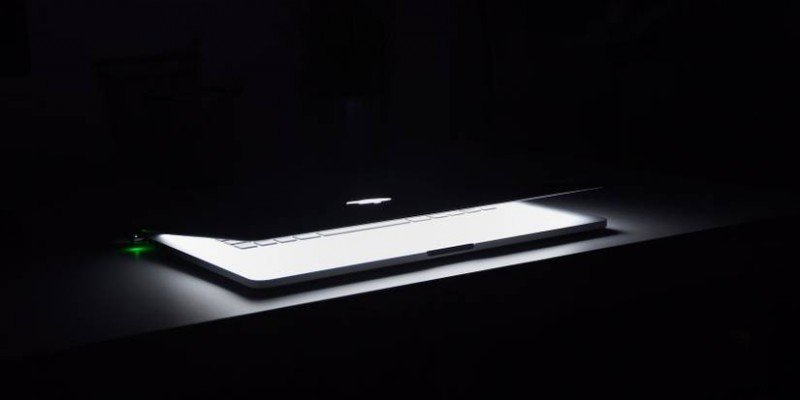 MacBookの画面が真っ黒になる7つの対処法|修理に出す前に試したい解決策