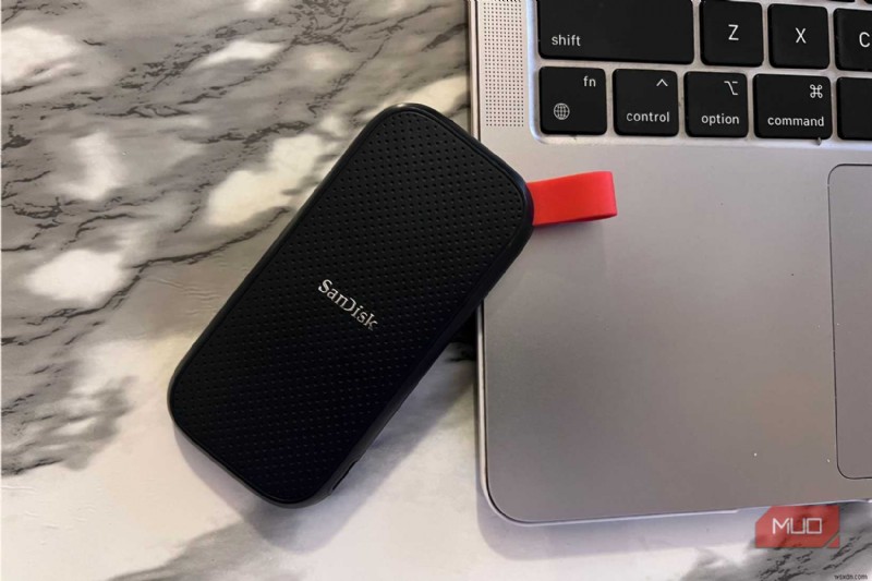 カフェでリモートワークを快適に!生産性を最大化する必須USB-Cアクセサリ5選
