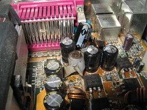マザーボードはコンデンサなしで動作できる?仕組みと故障時の影響を徹底解説