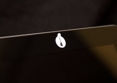 専門家が推奨するノートPCカメラ保護の4つの方法 ― FBI長官も実践するプライバシー対策