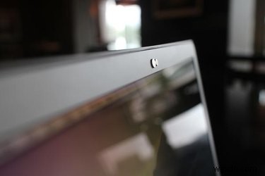 専門家が推奨するノートPCカメラ保護の4つの方法 ― FBI長官も実践するプライバシー対策